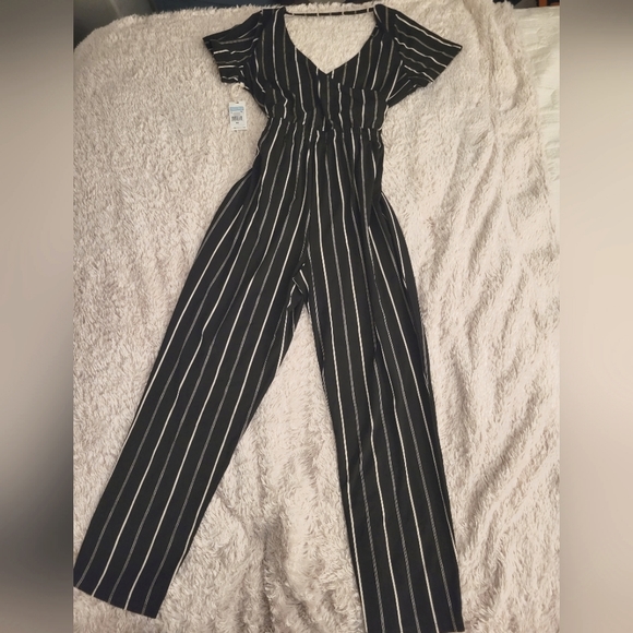 Dex - Shirt-Sleeved Pin-Stripe Romper - Picture 2 of 3